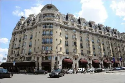 Quel hôtel de luxe à la façade Art déco, situé dans le VIe arrondissement de Paris, a fêté ses 100 ans en 2010 ?