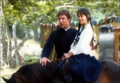 Dans la mini-série 'Les Oiseaux se cachent pour mourir', quel acteur interprète le père Ralph de Bricassart ?