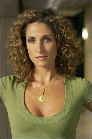 Dans quelle série Melina Kanakaredes incarne-t-elle le personnage de Stella Bonasera ?