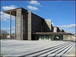 Ce btiment, aux lignes futuristes est rig ...