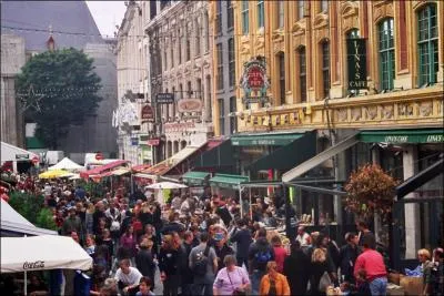 Chaque anne depuis le XVIe sicle, quelle ville du nord de la France attire les foules pour sa traditionnelle braderie ?