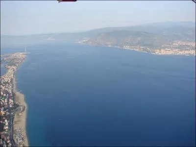 Quel détroit sépare la Sicile de l'Italie continentale ?
