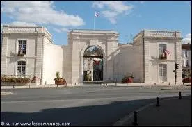 St Maixent-l'Ecole ;petite ville du département , est surtout connue pour... .