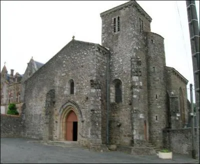 Cette petite ville du département possède une abbaye, où le Président de la République française peut prétendre à une stalle . C'est...