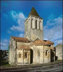 Petite cité de caractère; elle a la particularité de posséder trois églises romanes intéressantes . C'est...