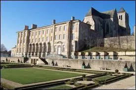 Cette cité deux-sèvrienne possède une remarquable ancienne abbaye royale Notre-Dame du XIIe siècle , située sur le chemin de St-Jacques-de-Compostelle . C'est...