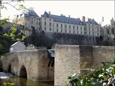 Située sur le Thouet, c'est la ville la plus au nord du département .
