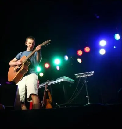 Ce garon joue de la guitare :