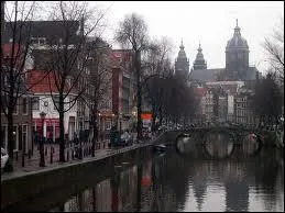 Qu'appelle-t-on Le Quartier rouge  Amsterdam ?