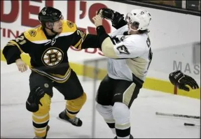 Contre quel joueur des Bruins de Boston Sidney s'est-il battu pour la premire fois dans la Lnh?