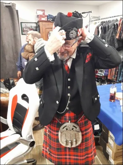 Participe présent ou adjectif verbal ? Complétez la phrase. ''Les avis des membres ------------- profondément, l'exclusion de Donaueschingen du site Quiz Bizz a été repoussée.''