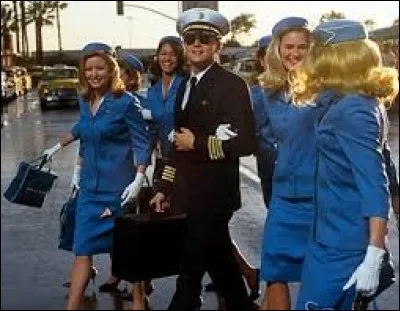 Trouvez la bonne orthographe. ''Le personnel --------------- est en grève.''