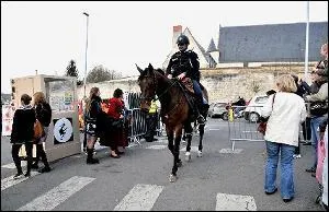 Combien de policiers  cheval patrouilleront pour assurer la scurit pendant le festival ?