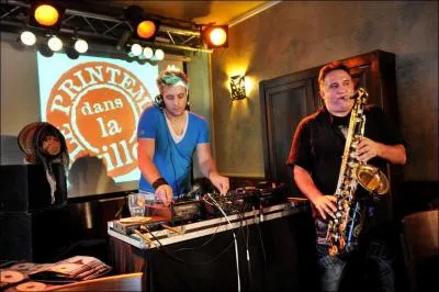 Combien de concerts proposent les bars et restaurants associs au festival ?