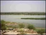 Le fleuve Niger, qui coule dans le nord du pays, a une longueur totale de...