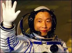 Le premier vol spatial habit chinois a eu lieu  quelle date ?