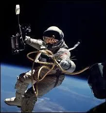 La premire sortie dans l'espace (hors habitacle) est ralise par Alexis Lonov. En quelle anne ?
