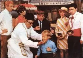 Qui joue le rle du cur rouquin, frre de Robert Dhry dans ' Le petit baigneur ' ?