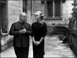 Dans quel film , Bernard Blier interprte un faux confesseur ?