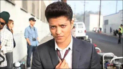 Qui est-ce, il chante 'Grenade' ?