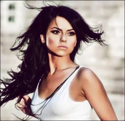 Qui est-ce, elle chante '10min' ?