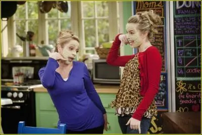 Dans quelle srie Bridgit Mendler ( droite) s'est-elle fait connatre avant d'avoir sa srie 'Bonne Chance Charlie  ?