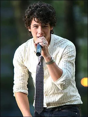 Avec quelle actrice Nick Jonas n'a pas rellement eu de relation amoureuse ?