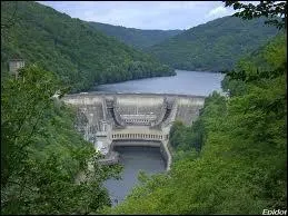 De nombreux barrages jalonnent les rivires de Corrze. L'un des derniers construit sur la Dordogne est :