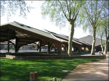 Quel clbre compositeur-interprte s'inspira du march de Brive dans une de ses chansons ?