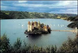 Sur le lac de Bort-les-orgues, semblant sortir d'un conte de fe, un chteau o fut tourn le film 'Le Capitan' avec Jean Marais :