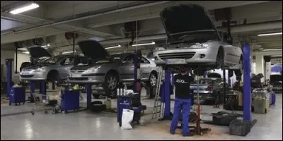 On répare une voiture dans :
