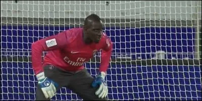 Le joueur qui ne doit pas laisser passer le ballon est :