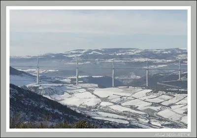 En quelle anne a dbut la construction du clbre viaduc de Millau ?