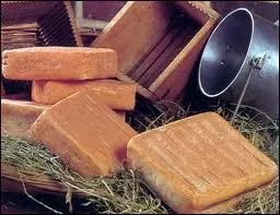 Quelle boisson ne doit-on pas boire avec le maroilles pour qu'elle ne soit pas casse par les armes forts de ce fromage ?