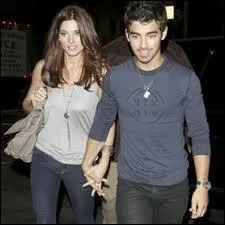 Qui est ce chanteur en compagnie de sa blonde ?