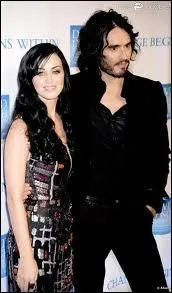 Qui est cette chanteuse en compagnie de son poux humoriste ?