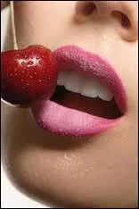 Quel est l'auteur de ces vers 'Penche, elle m'offrait la cerise  sa bouche, et ma bouche riait et venait s'y poser... . ' ?