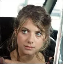 Un acteur la fait dbuter dans le film qu'il co-ralise 'Un pont entre deux rives' c'est ... ... ... .