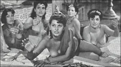Brigitte Bardot et Sophia Loren montrent gentiment leurs seins dans deux peplums italiens kitchissimes o elles ont le mme partenaire :