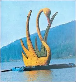 Quelle ville vosgienne, connue pour son lac, organise une trs clbre Fte des jonquilles depuis 1935 ?