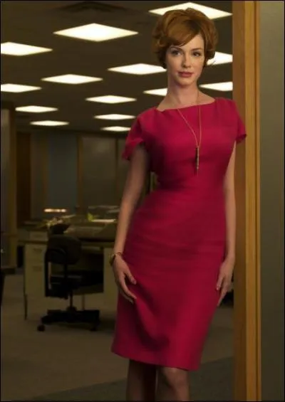 Qui est cette rousse plantureuse ?