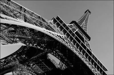 En 1962, qui a chant depuis le premier tage de la Tour Eiffel ?
