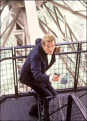 Dans quel James Bond, dat de 1985 et incarn par Roger Moore, peut-on voir le monument parisien ?