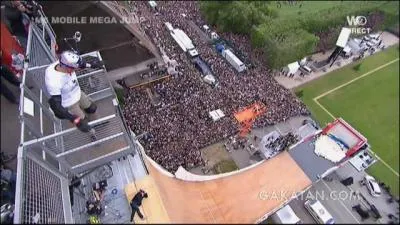 Le 29 mai 2010, le champion franais de roller, Tag Khris saute depuis le premier tage. Quelle distance a-t-il parcouru en chute libre avant de se rceptionner sur une rampe.