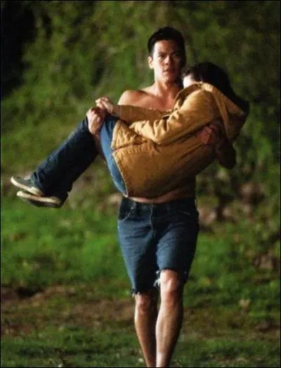 Qui sauve Bella 2 fois dans la fort ?