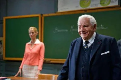 En 2009, il est Ministre de l'ducation dans ce film ...