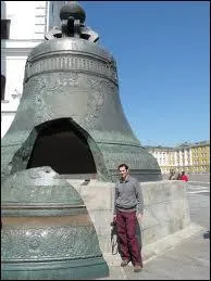 Combien pse cette norme cloche cite plus haut ?