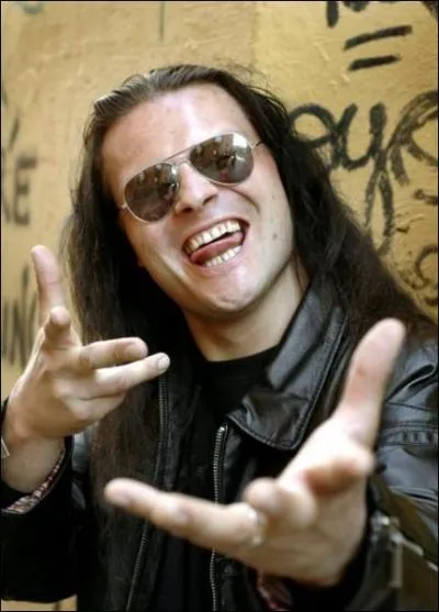 Son premier groupeest :