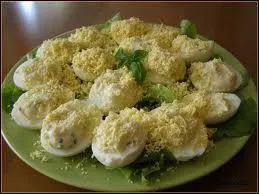 Quels sont ces oeufs dont les jaunes cuits durs ont t enlevs puis mlangs  la mayonnaise et aux fines herbes avant d'tre replacs sur les blancs ?