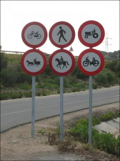 Les motocycles ont accs  cette voie.